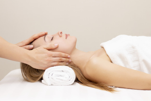 Julie_Fourez_Facialiste_Yoga_visage_massage_Cabinet_Paramedical_Tournai